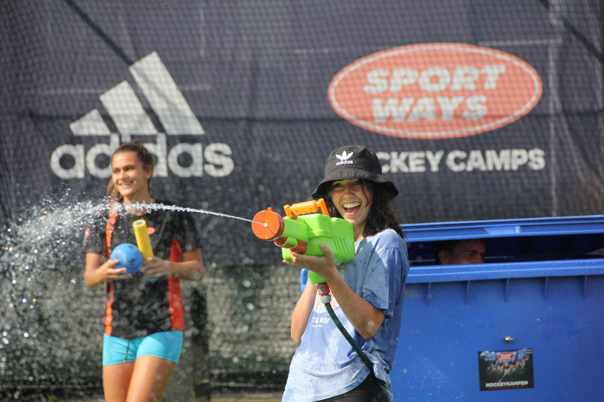 Fun foto lachende kids watergevecht